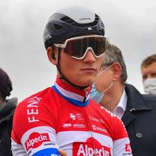 It enabled him to take 8'' bonus on the first passage approximately 80 riders were reunited for the last lap, led by ineos grenadiers. Van Der Poel Muss Zwischen Herz Und Kopf Entscheiden Radsport News Com