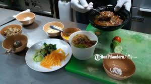 A popular version is bubur ayam, which is rice congee with shredded chicken meat. Nikmati Bubur Isian Ikan Tuna Di Fresqa Bistro Batiqa Hotel Pekanbaru Halaman All Tribunpekanbaru Wiki