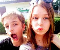 Ne este greu să auzim celebrul „pe vremea mea. pe care îl renegam de fiecare dată când îl auzim, ne este greu să ascultăm poveștile părinților despre comunism și despre alte chestii ce noua tinerilor din ziua de astăzi ni se par „nimicuri dar care pe vremea alor noștri erau. Adolescentii De Azi Sunt Ei Altfel Decat Am Fost Noi La Vremea Lor Desprecopii Com