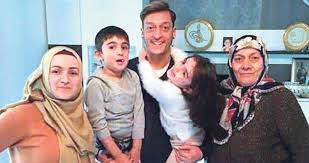 Kanser hastası olan bir çocukla iyi arkadaş olmuştu. Mesut Ozil E Aile Tesellisi Son Dakika Magazin Haberleri