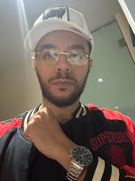 What's ONE small business in Vegas you absolutely **LOVE**? Could be a taco  spot, lash tech, handyman, pet groomer — anything! Drop the name & why you  love it 👇