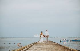 Background undangan pernikahan kosong tak jadi soal jika anda ingin menampilkan kesan sederhana dengan memfokuskan desain pada font dan aksen geometri. Blue Ocean Ceremony Paket Menikah Di Bali