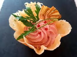 Tagliate il prosciutto cotto a pezzetti, mettetelo in un mixer e tritatelo. Ricetta Cestini Al Parmigiano Con Mousse Al Prosciutto Crud Dolcidee