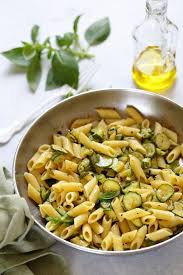Pates Aux Courgettes Recette Italienne Un Dejeuner De Soleil Recette Recette Italienne Recettes De Cuisine Pates Courgettes