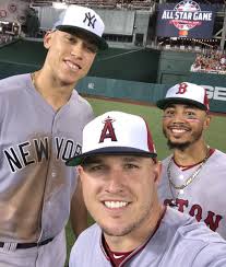Vaya... esta foto duele. Parecía ayer, cuando Judge apenas empezaba junto a  otros dos talentos generacionales. Ahora Trout y Mookie han decaído, y  Judge sigue siendo de élite, pero está desperdiciando su