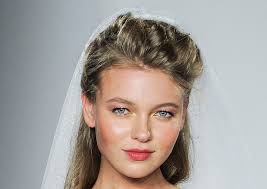 Le acconciature semi raccolte sono adatte per quelle spose che tra le più semplici acconciature sposa semi raccolte abbiamo quelle con i capelli sciolti, lisci. Acconciature Sposa 2018 2019 Capelli Sciolti O Legati Per Matrimonio Giorno E Sera