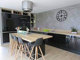 grande cuisine equipee avec des facades noires brillantes associees a un bois clair pour plus de luminosite un ilot ce large kitchen little kitchen sweet home