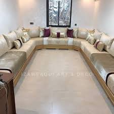 Da der einrichtungsstil viel mit der natur zu tun hat, eignet sich grün als farbe für die wände und die einrichtung perfekt. Un Tres Beau Salon Marocain En Grenat Et Dore Marokkanische Wohnzimmer