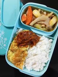 Pedas, masam dan aroma lazat dari limau purut adalah sebab mengapa paprik ayam ini adalah masakkan menjadi kegemaran kebanyakan rakyat malaysia sekian lama. Husbandslunchbox
