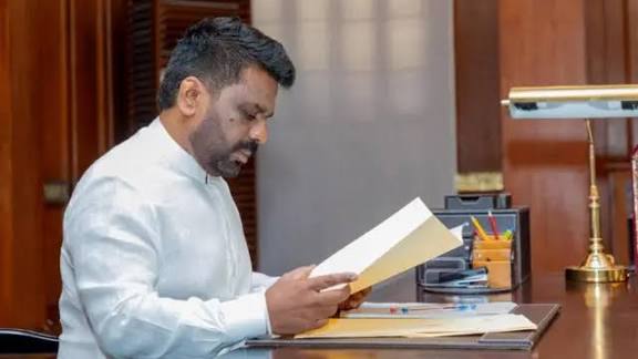 නඩු 20ක විත්තිකරුවෙකුට ජනාධිපති සමාව දීම: අනුරාධපුර බන්ධනාගාර අධිකාරී අත්අඩංගුවට - BBC News සිංහල