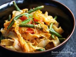 Rezept Gebratene Reisbandnudeln Mit Kokosmilch Erdnuss Sosse Rotem Curry Reisbandnudeln Rezepte Asiatische Rezepte