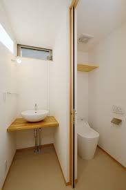 手洗いとﾄｲﾚを別々としながらも 床は同材でまとめあげる事により 別室でありながらも一体感を持たせました 手洗いは 機能性を重視して大きめのﾎﾞｰﾙを採用させていただきました 株 kotori kotori ﾙｲｽﾎﾟｰﾙｾﾝ 家具 ﾀﾝｸﾚｽ se構法 重量木 トイレのデザイン