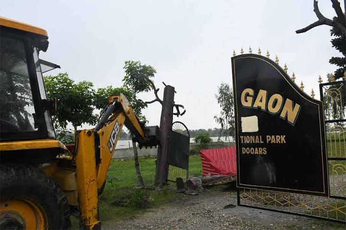 Government Land Encroachment | Administration demolished a Resort Gate that was build in government land at Lataguri - Anandabazar