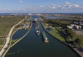 Folosind această rută, mărfurile din australia și orientul îndepartat, destinate europei centrale, își scurtează drumul cu 400 kilometri3. The Canal Of Death Is Now An Economic Gateway For Eastern Europe Bloomberg