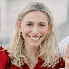 Amanda Thompson's Instagram, Twitter & Facebook