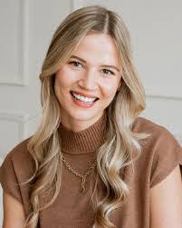 Danielle Reeves's Instagram, Twitter & Facebook