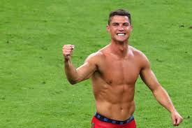 Cristiano ronaldo is a portuguese professional footballer who has represented the portugal national football team as a forward since his debut on 20 august 2003 against kazakhstan in a friendly. Das Wirtschaftsimperium Von Cristiano Ronaldo Hz