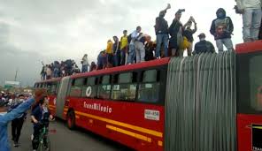 Todo indica que estas personas se pusieron. Robo Transmilenio Marchas Durante Manifestaciones Raptan Bus De Transmilenio Y Luego Lo Devuelven Bogota Caracol Radio