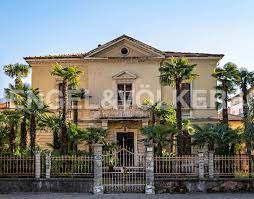 3 stanze, 1 wc, 80 m². Uniqueness And Elegance In The Center Of Riva Del Garda