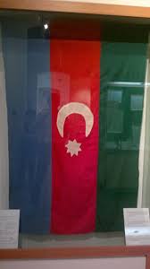 2.260.000 menschen, im großraum baku mehr als 2.800.000 menschen. Flagge Aserbaidschans Wikiwand