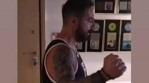 Ο σπύρος τριαντάφυλλος μυήθηκε στον κόσμο των κοσμημάτων από μικρός, δίπλα στους γονείς του που διατηρούσαν κοσμηματοπωλεία στην πόλη της κέρκυρας. Dystaewmkhydfm