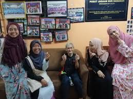 Faridah ibrahim (mulai 17 november 2006 hingga 9 jun 2009) dari pusat pengajian media dan komunikasi, fakulti sains sosial dan kemanusiaan (fssk), universiti kebangsaan malaysia. Hulur Malaysia The Joy Of Giving