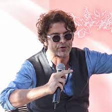 Samuele bersani è insieme a cinque straordinari musicisti: Samuele Bersani Ci Da Speranza Harakiri E Pura Bellezza Alla Faccia Delle Regole Radiofoniche