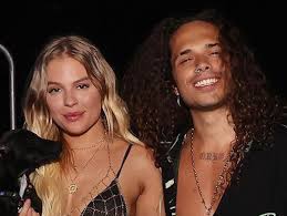 Check spelling or type a new query. Luisa Sonza E Vitao Exibem Primeiro Beijo Em Publico Durante Show Do Cantor Popline