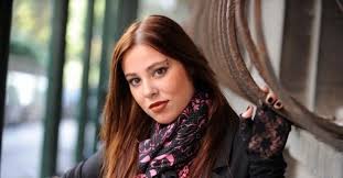 Bilsen uzaklarda kimler ağlıyor gelemem sevdiğim felek koymuyor gurbet eller bana bir mesken oldu gelemem sevdiğim kader bağlıyor. Ferdi Tayfur Kizi Kim Tugce Tayfur Kac Yasinda Evli Mi Annesi Kim Takvim