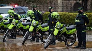 Uniforme de policía moda casual hombre hombres hermosos chicas hombres militares atractivos policías sensuales uniformes de la policía hombres en uniforme físico masculino. S4flbfjfeunrzm
