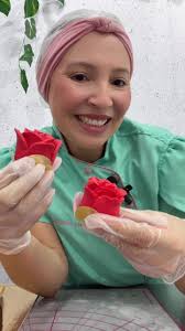 Bombom especial para o dia dos namorados. Usei os porta forminha da  @reginafestasoficial douradas para dar um charme super especial. , Qual vc  gostou mais? Com babado ou sem babado?