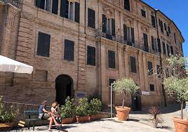 Ciao amici, oggi vi raccontiamo una bellissima città ricca di poesia nel centro delle marche: Ove Abitai Fanciullo Visita Alle Stanze Private Di Giacomo Leopardi I Viaggi Di Racconti Di Marche