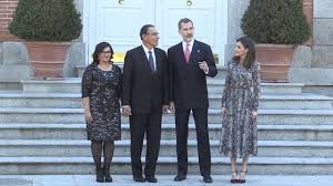 Francisco sagasti juró el martes como presidente interino de perú, el tercer líder en nueve días, tras sucesivas protestas contra su antecesor que dejaron dos muertos y más de cien heridos. Ss Mm Los Reyes Ofrecen Un Almuerzo Al Presidente De Peru Martin Vizcarra Y Maribel Diaz Cabello Youtube