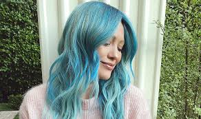 Bleu is bishops cleeve's most exclusive hair, beauty and nail salon. Hilary Duff Went Back To Her Blonde Roots And Ditched Her Blue Hair Hellogiggles
