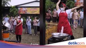 Maybe you would like to learn more about one of these? Viral Penjual Nasi Goreng Masak Sambil Akrobat Ini Fakta Sebenarnya Suaramasa Com