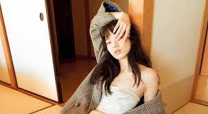 The pair actually first met at a chanel collections event in seoul in 2015. Allkpop On Twitter G Dragon S Rumored Japanese Girlfriend Nana Komatsu Models For Singles Magazine Https T Co 136ufmpmyb