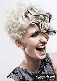 Sooooo würd ich auch zu gern aussehen ? Frisuren Bilder Locken Und Dunkle Strahnen Peppen Den Shorty Auf Frisuren Haare