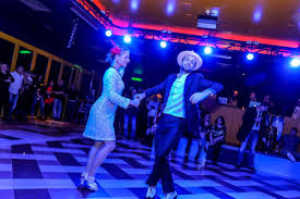 Musica eclettica in discoteca con ristorante a prezzo fisso e piscina, tra luci d'atmosfera e arredi eleganti. Esibizione Di Son Cubano Al Casa Di Caccia M M S Salsa
