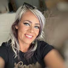 Jill Grundy's Instagram, Twitter & Facebook