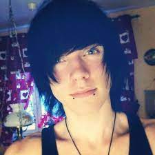 Hello Guy Idk And With Brown Hair And No Blues It Green That Wat It Said Green Red Scene Hair Black Hair Blue Eyes Emo Hair
