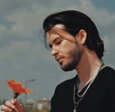 Dopo aver calcato il palco con i Linkin Park ed i Sum41, Manuel ci regala  un “Ibisco” di emozioni nel suo nuovo singolo