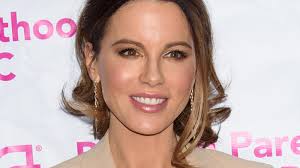 Ihr fernsehprogramm auf einen blick. Kate Beckinsale Benutzt Katze Als Wischmopp