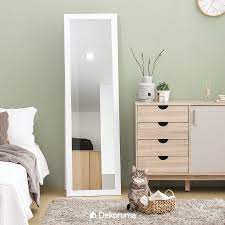 Di kamar bayu terdapat sebuah lemari dan sebuah tempat tidur yang cukup besar untuk seorang anak berumur 11 tahun sehingga banyak sudut kosong yang sebaliknya niaa hanya sesekali memandang cermin. Jual Heim Studio Kanou Standing Mirror White Dekoruma Com C