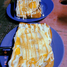 Masukkan telur and gerakkan kuali supaya telur tu nipis and besar (dapat. Photos At Roti Bakar Telor Meleleh Lagenda