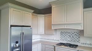 Off White Kitchen Wellborn Cabinet Belmont Mdf Maple Sandstone Slate Wood Hood Cooktop Quartz Coun Off White Kitchens Kitchen And Bath Design Wellborn Cabinets