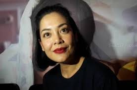 Sinetron 'tersanjung' adalah sinetron legendaris terpanjang dan terlama di indonesia sebelum era sinetron stripping (kejar tayang). Sinetron Tersanjung Dibikin Film Netizen Auto Nyariin Lulu Tobing Matamata Com