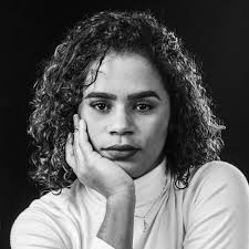 Scarlett Martinez. Nació en la ciudad de Santo Domingo. Egresada del  Conservatorio Nacional de Música de la República Dominicana, bajo la tutela  de la violinista Zvezdana Radojkovic. Actualmente cursa el Grado Superior