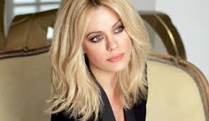 Η ζέτα μακρυπούλια είναι ασφαλώς από τις πιο όμορφες και παράλληλα πιο σεμνές παρουσίες στην ελληνική showbiz. Zeta Makrypoylia