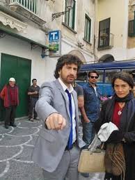 L'attore napoletano dirige la sua seconda commedia fantasy, che lo vede anche impegnato nel ruolo di protagonista. Siani A Sorrento Presenta Il Film Si Accettano Miracoli Girato Fra Ravello Scala Amalfi E Atrani