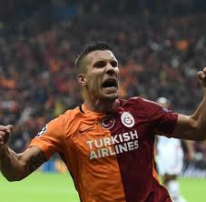 Fc köln ile 1 haziran'dan itibaren geçerli olacak 4 yıllık bir sözleşme üzerinde anlaştıklarını belirtirken, geleceğime ait bir karar almaktan ve. Lukas Podolski Eroffnet In Koln Seinen Ersten Shop Welt